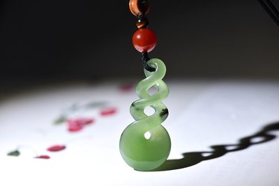 【和田玉碧玉挂件】浅苹果绿，水润通透，配有自然光图片，雕刻3扭8，无白花！无裂！寓意：发发发。尺寸：17*36*6mm 附证书，支持任何检测机构复检！编号：860980